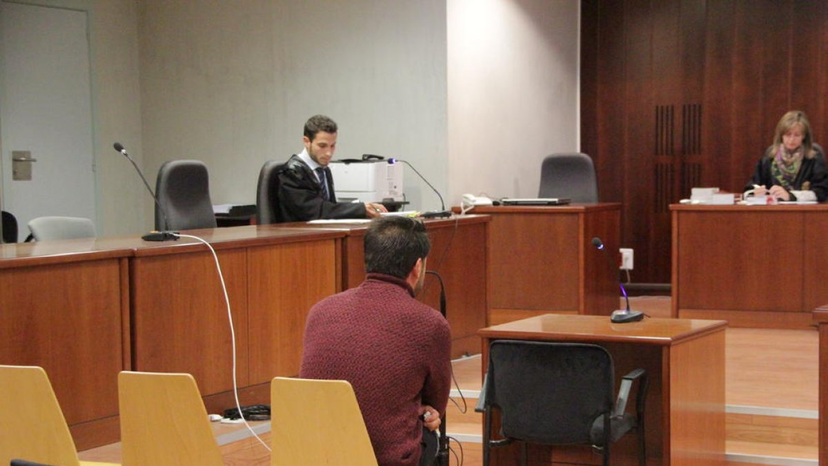 El acusado y su letrado durante el juicio en la Audiencia Provincial. 