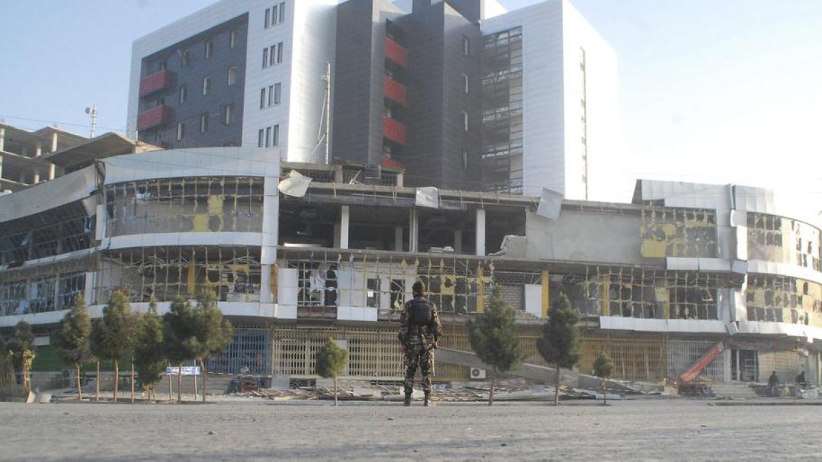 El consulado alemán de Mazar-e-Sharif, ayer tras el ataque.