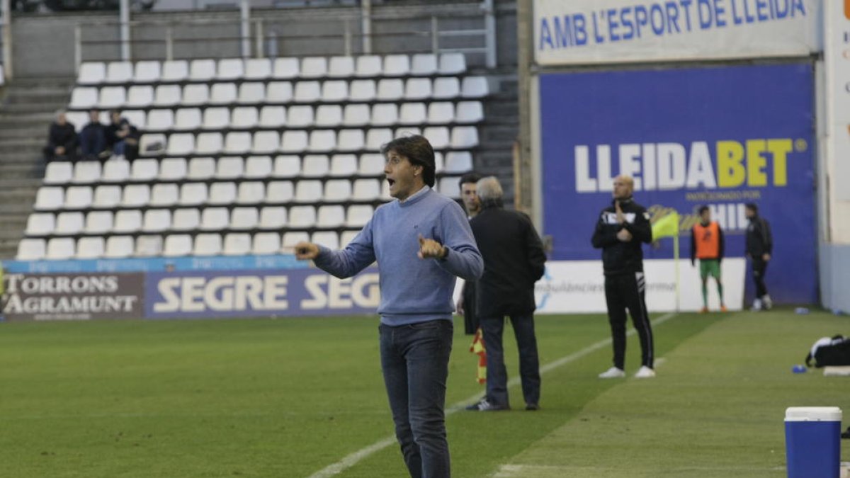 El técnico del Lleida, Gustavo Siviero, dando instrucciones a sus jugadores ante el Cornellà.