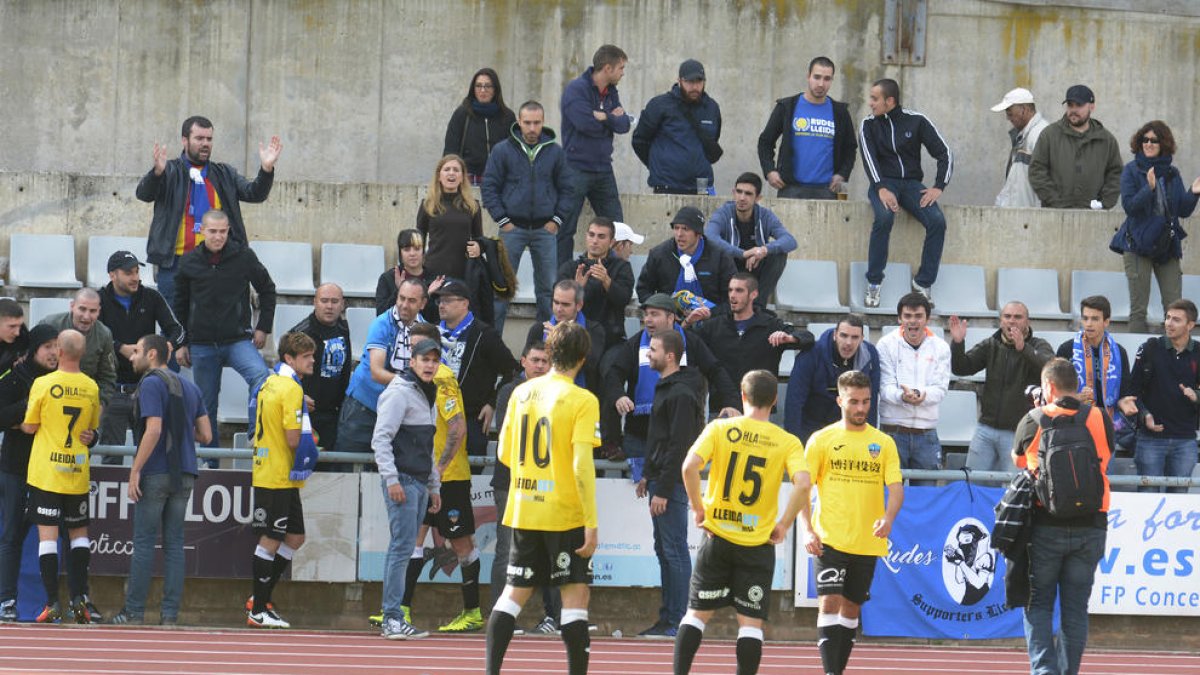 Els jugadors del Lleida van anar a saludar els aficionats blaus