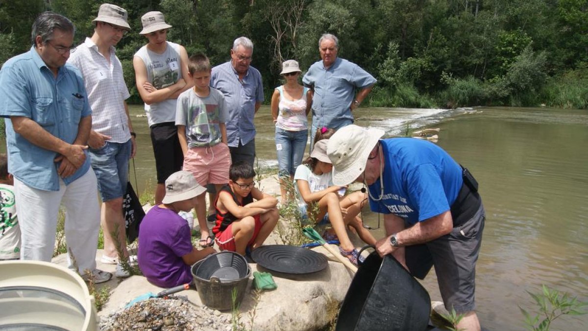 Demostración de búsqueda de oro en el río Segre.