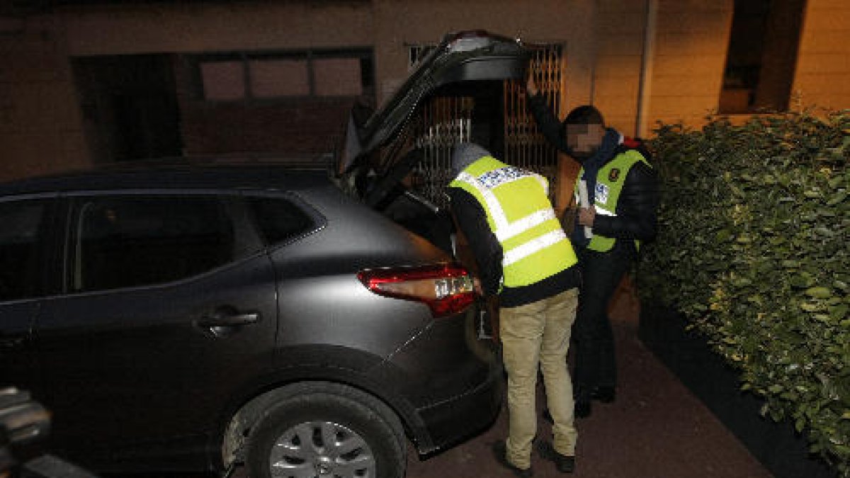 Mossos dipositant documentació en un vehicle a la sortida de l'ajuntament d'Almacelles.