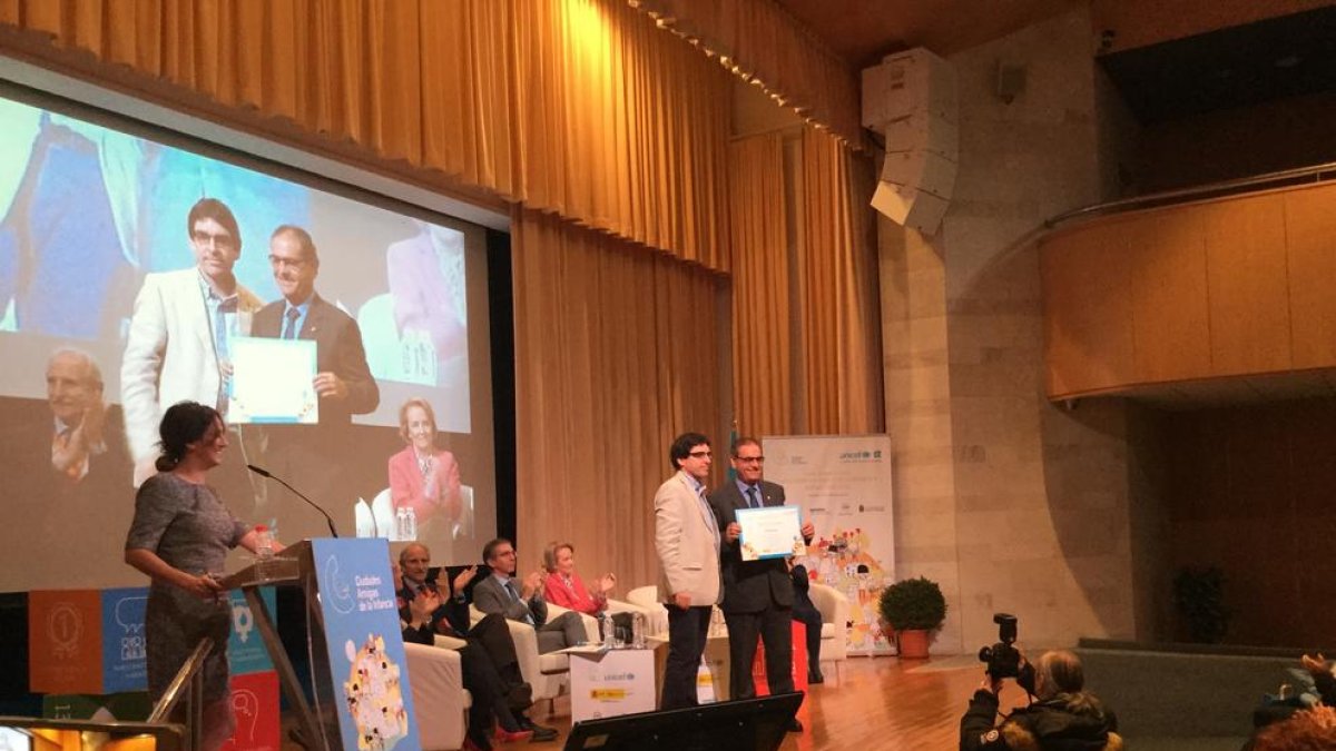 Lavín recogió el diploma en un acto celebrado en Santander. 