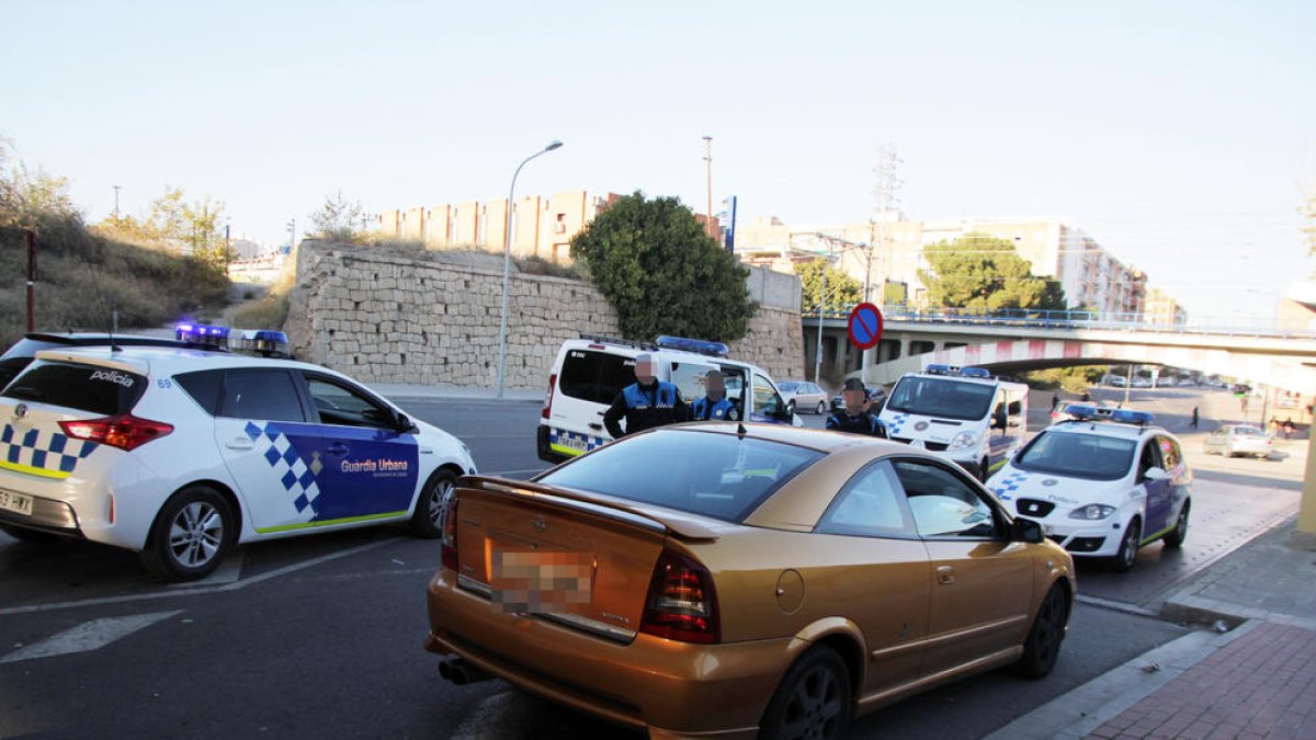 Quatre patrulles de la Urbana i un dels cotxes implicats.