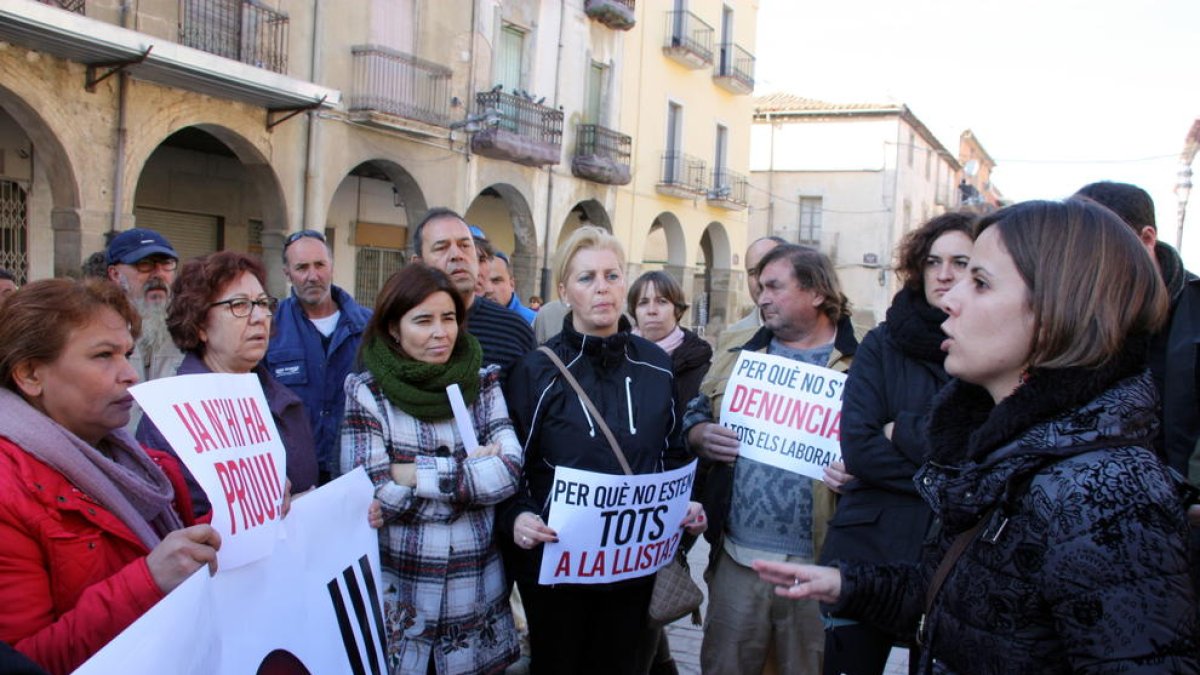 La concejala Laia Martí dirigiéndose a los manifestantes. 