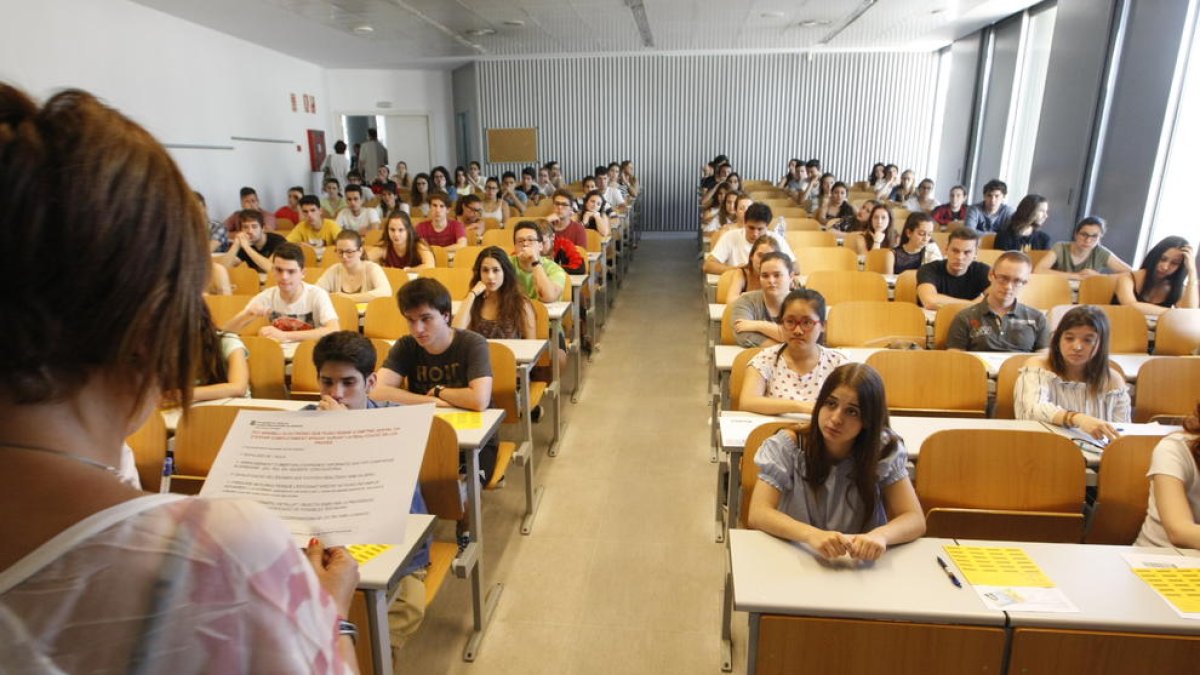 Alumnes examinant-se de la Selectivitat a Lleida