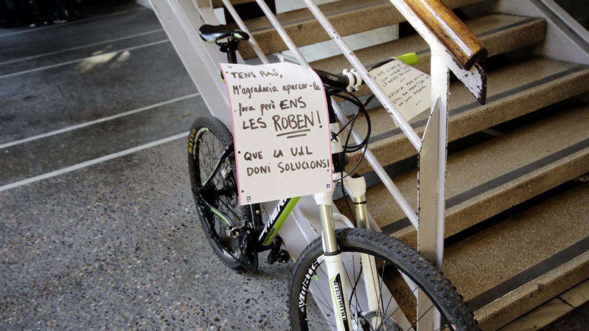 Una bicicleta aparcada ahir a l’interior del Rectorat.