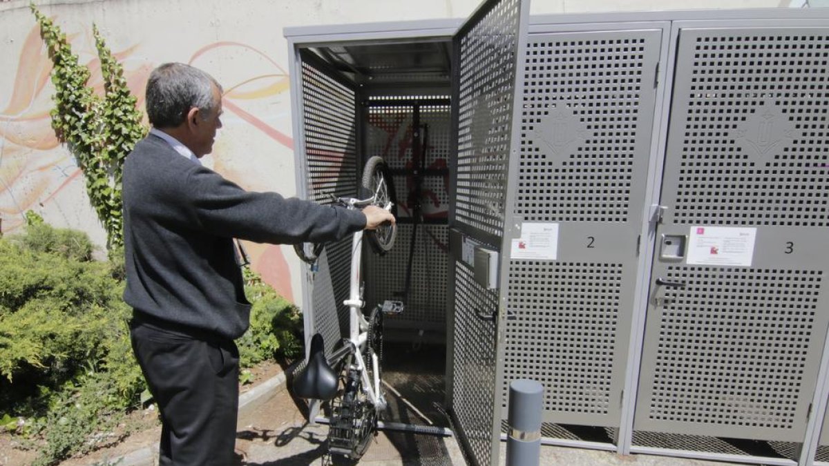 Les gàbies individuals per a bicicletes del Rectorat.