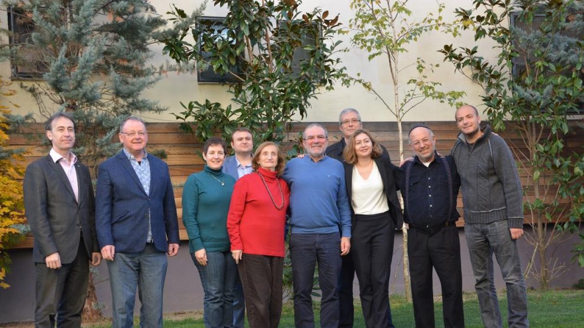 El presidente de la diputación de Lleida, Joan Reñé, ayer en Sort con los protagonistas del documental. 
