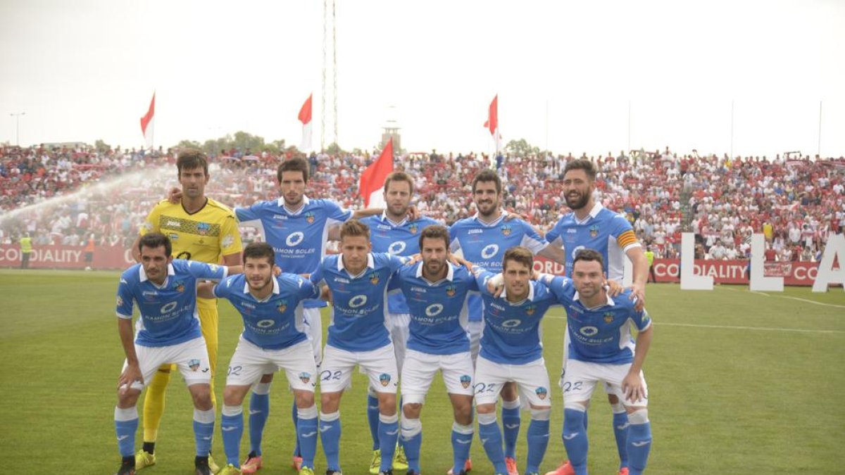 Once inicial del Lleida en el play off de Sevilla, en el que figuran algunos de los denunciantes.