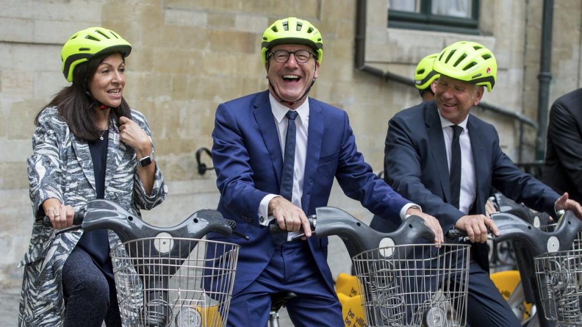 Autoritats de París i de Brussel·les durant l'acte de presentació de la primera etapa del Tour de França el 2019.