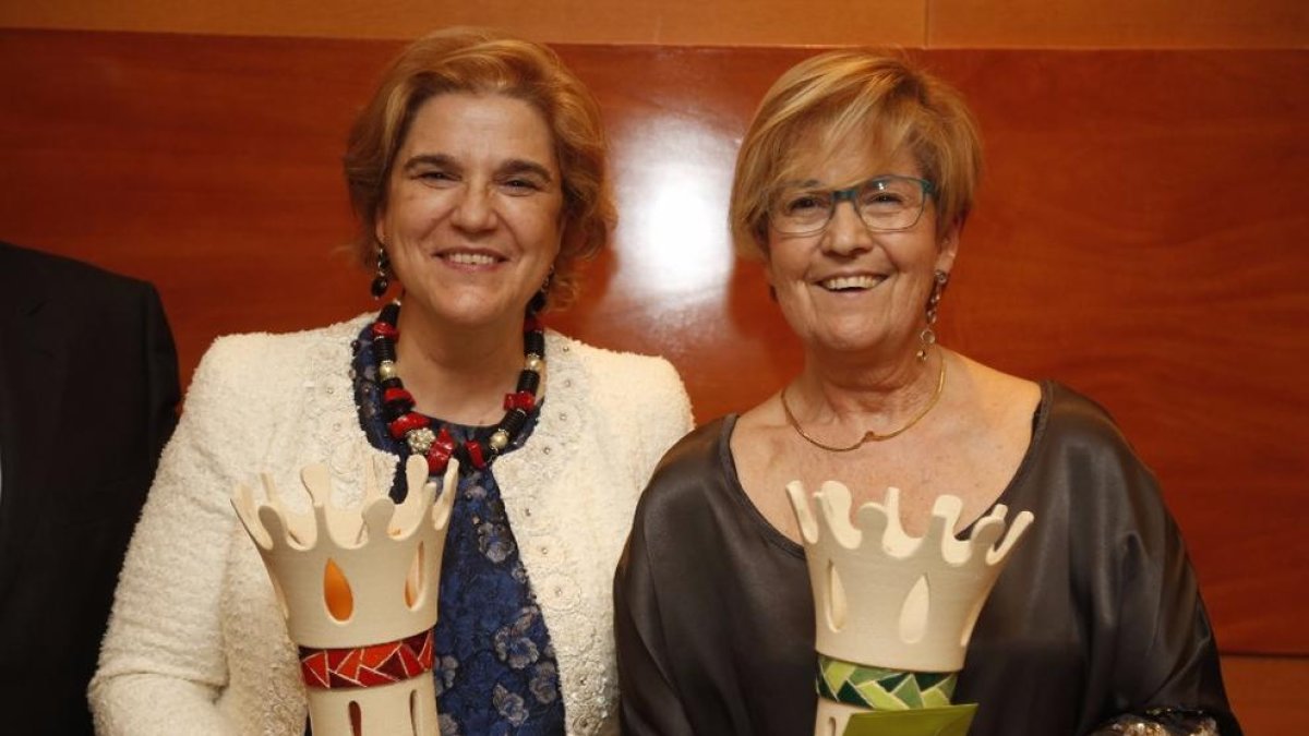 Pilar Rahola i Montse Parra ahir amb els guardons a la 22a edició de la Nit de la Sardana.