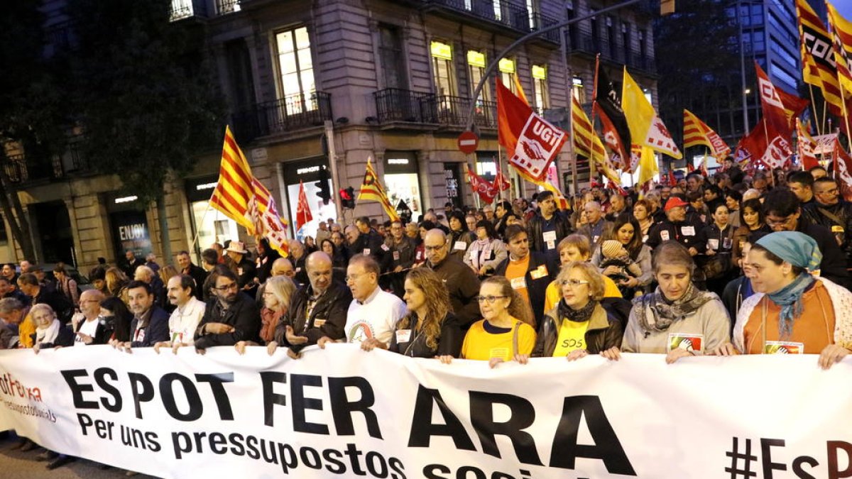 Protesta ‘social’ ■ Unes 3.000 persones segons la Guàrdia Urbana van assistir ahir a la manifestació convocada per sindicats i entitats socials de Catalunya per uns Pressupostos que impulsin les polítiques socials sota el lema “Es pot fer ara”.