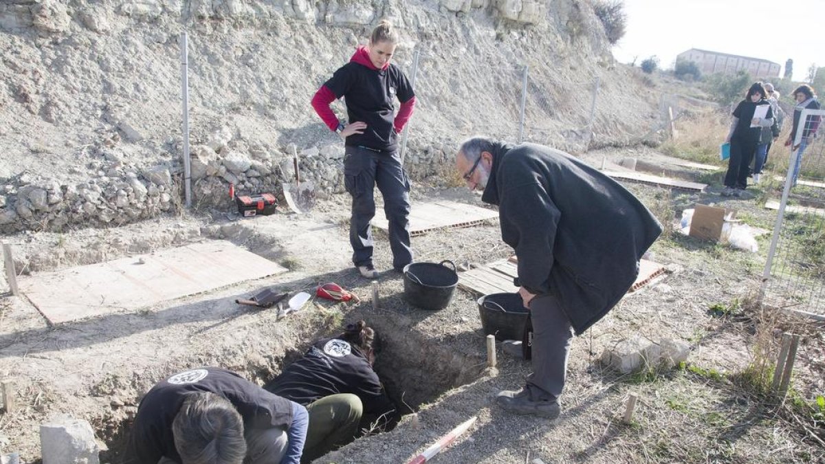 Investigadores del proyecto participaron ayer en la exhumación de una de las tumbas experimentales en Sant Martí de Maldà. 