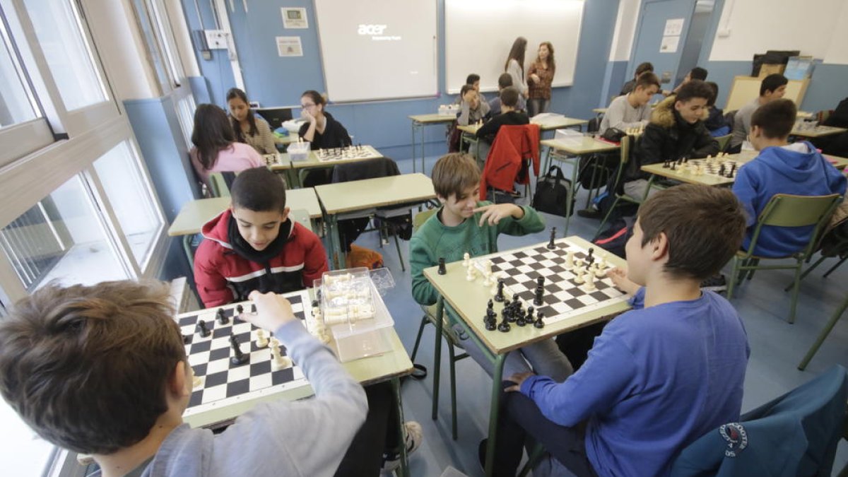 Alumnos de segundo de ESO del instituto Samuel Gili i Gaya jugando al ajedrez en una clase de matemáticas.