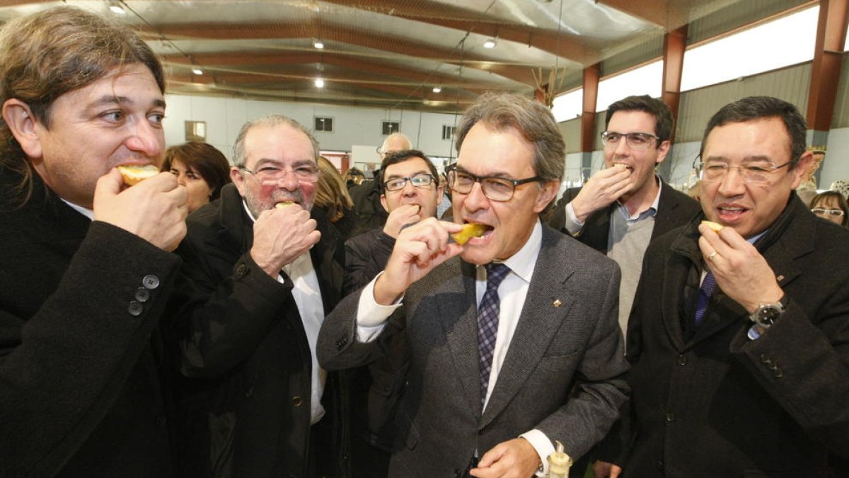 El ex President, junto al resto de autoridades, probando el aceite verde de Maials ayer en la feria.