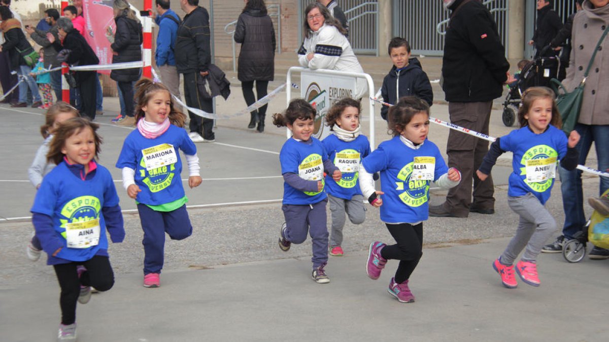 Un grupo de niñas durante una de las carreras infantiles celebradas ayer por la mañana en el colegio Prácticas II.