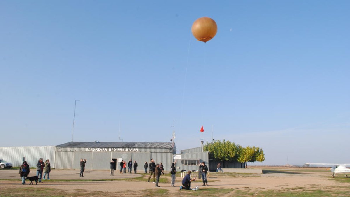 Estudiantes y curiosos observaban ayer el lanzamiento del globo sonda en las instalaciones del club de vuelo La Serra de Mollerussa.