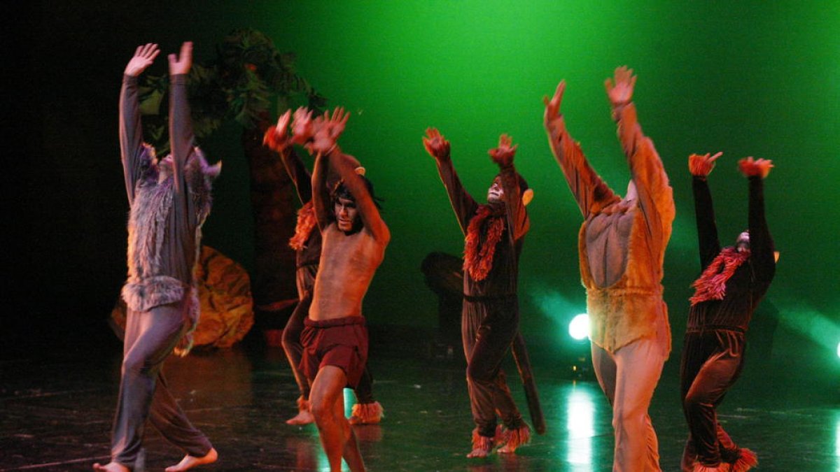 Una de las actuaciones que se pudieron ver ayer por la tarde en la Llotja, con vestuario del ‘Libro de la Selva’ incluido, en un teatro que se llenó de público muy joven.