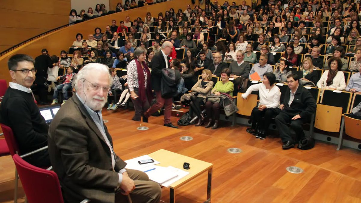 Tonucci abarrotó el auditorio de Cappont para su conferencia.