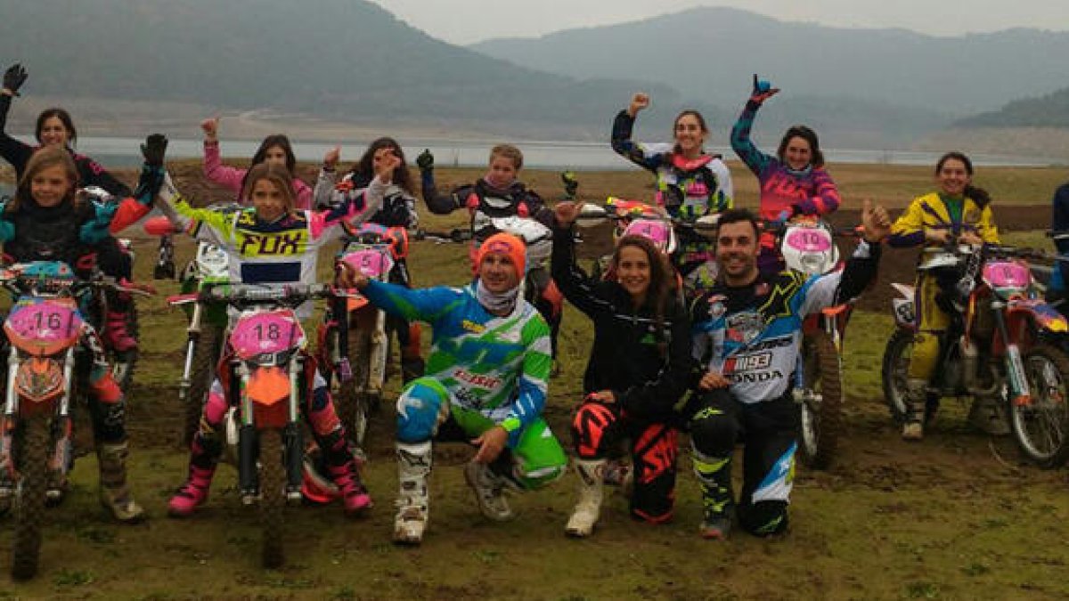 Parte de las participantes en el estage de la Federación posan con los técnicos que lo dirigieron con el embalse de Rialb al fondo.