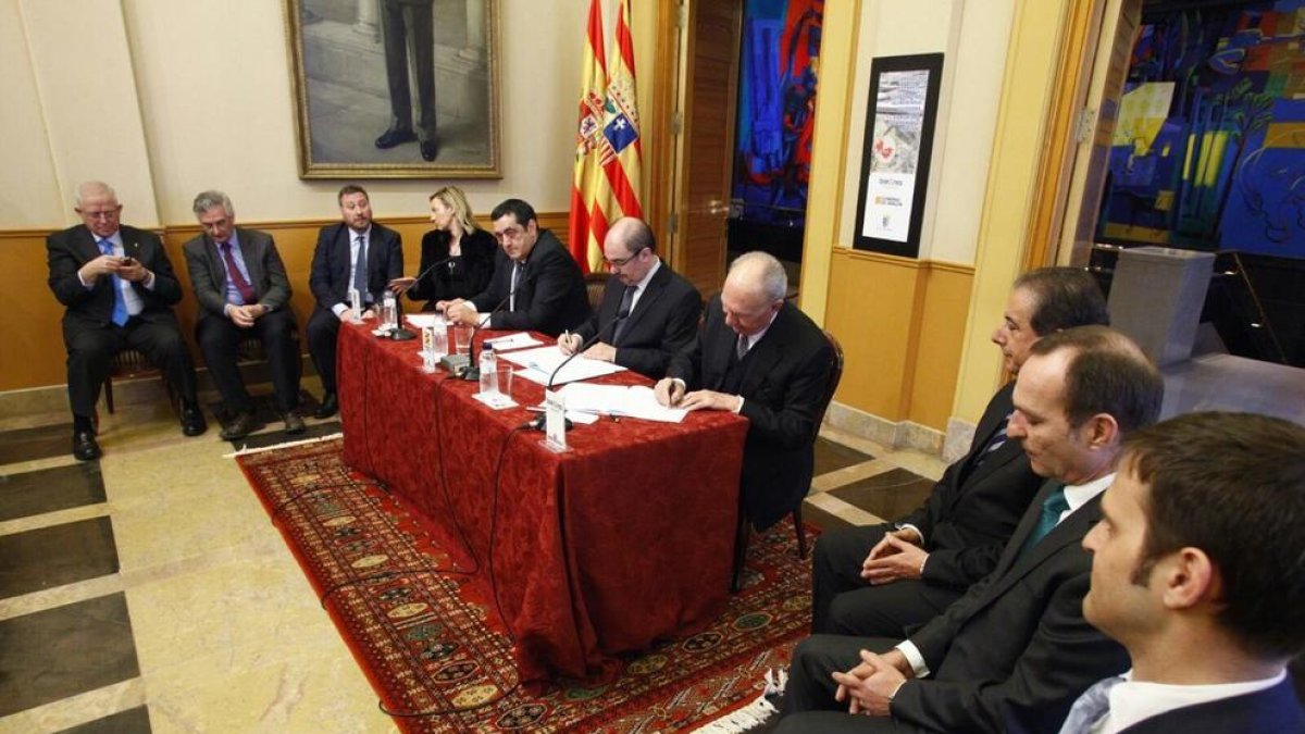 El presidente de Aragón, Javier Lambán, y el presidente de bonÀrea, Jaume Alsina, han firmado este viernes el convenio de colaboración.