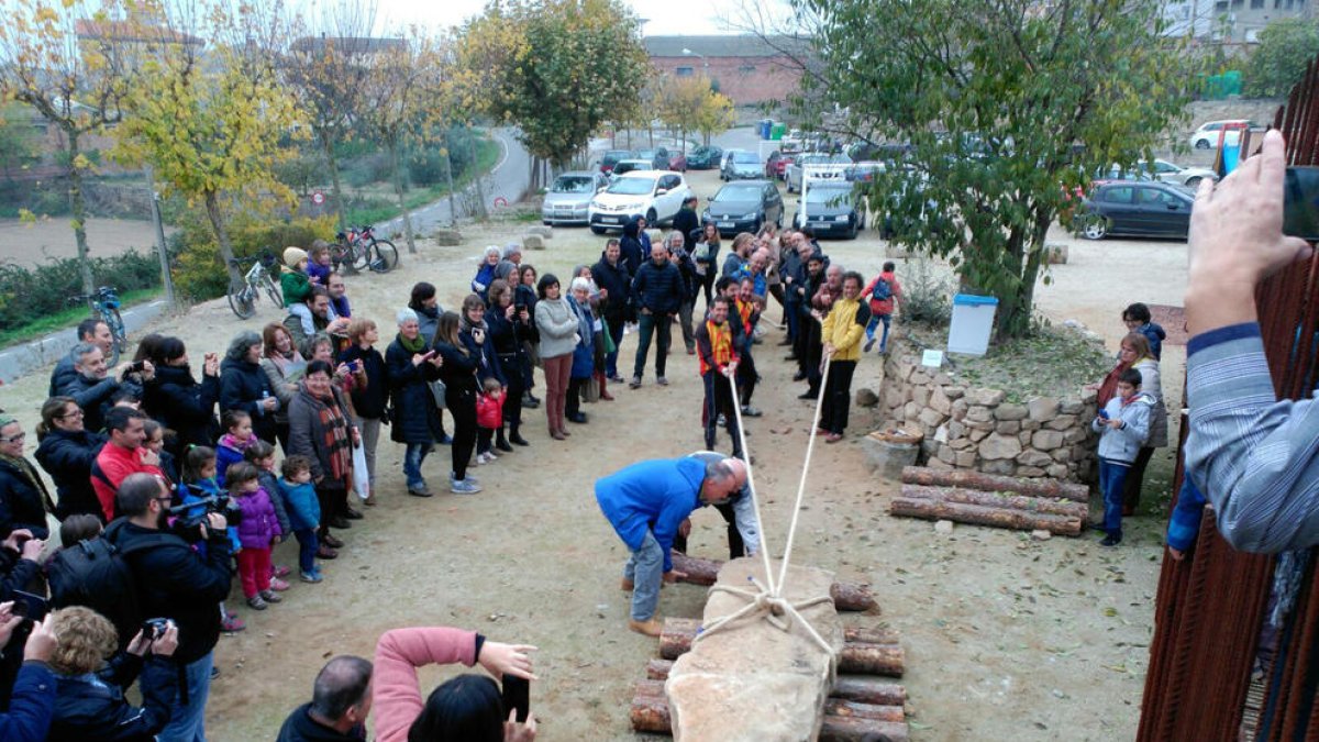 Moure un menhir a l’estil prehistòric, una de les activitats del Camp d’Aprenentatge de la Noguera.