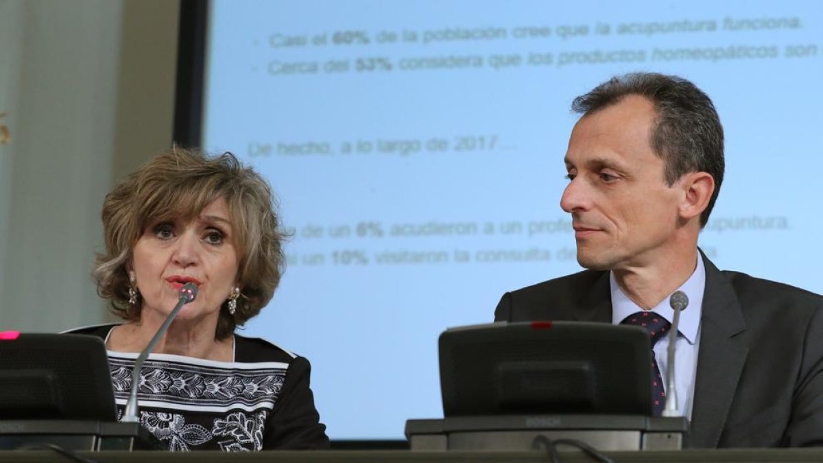 El Pla per a la protecció de la Salut davant les pseudoteràpies ha estat presentat aquest dimecres en roda de premsa pels ministres de Sanitat, Consum i Benestar Social, María Luisa Carcedo, i de Ciència, Innovació i Universitats, Pedro Duque.