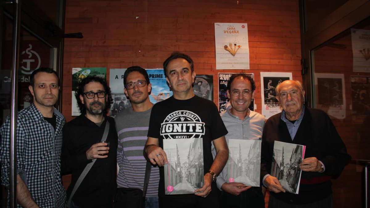 Algunos de los responsables de la revista ‘Arts’, ayer antes de la presentación en el Cafè del Teatre.