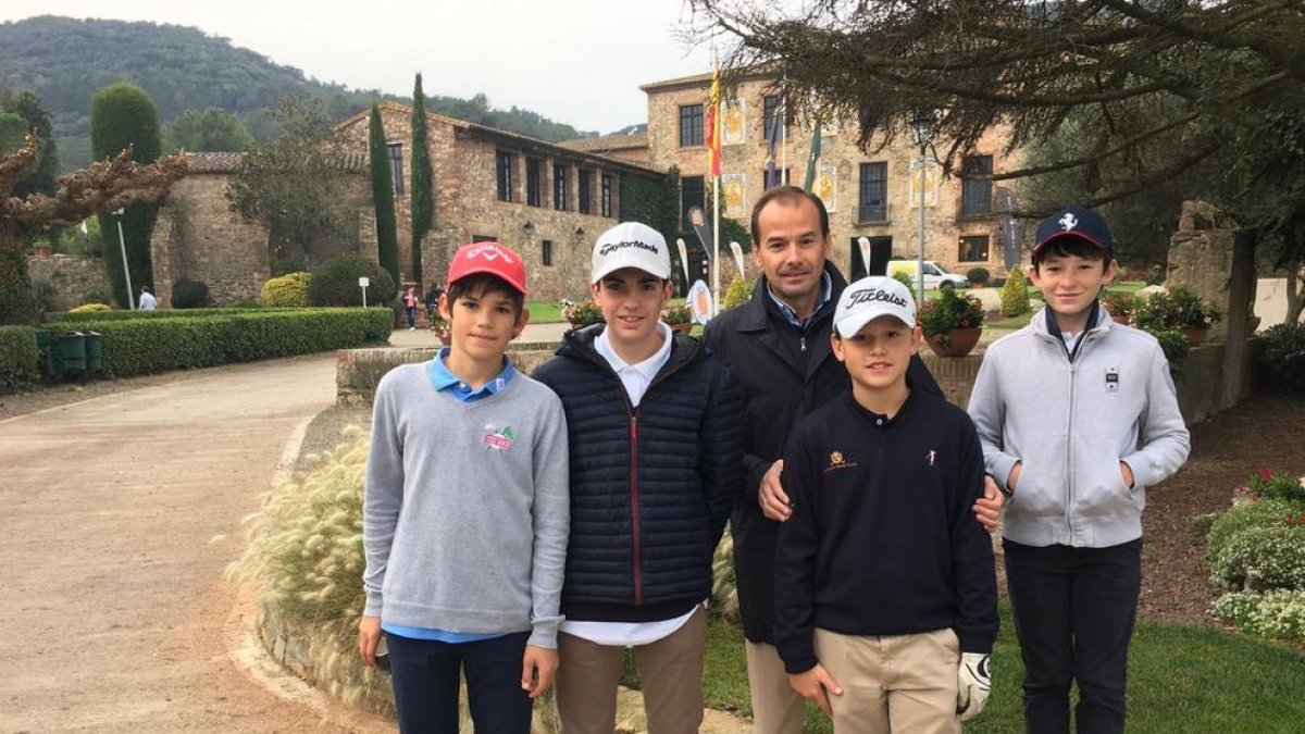 Els jugadors de l’equip, al costat del capità Jaume Regany.