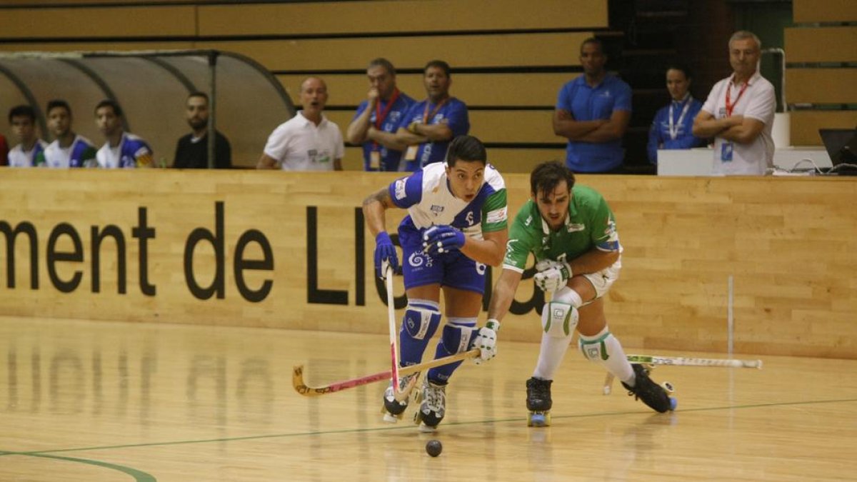 Darío Giménez avança amb la bola en el partit davant del Liceo.