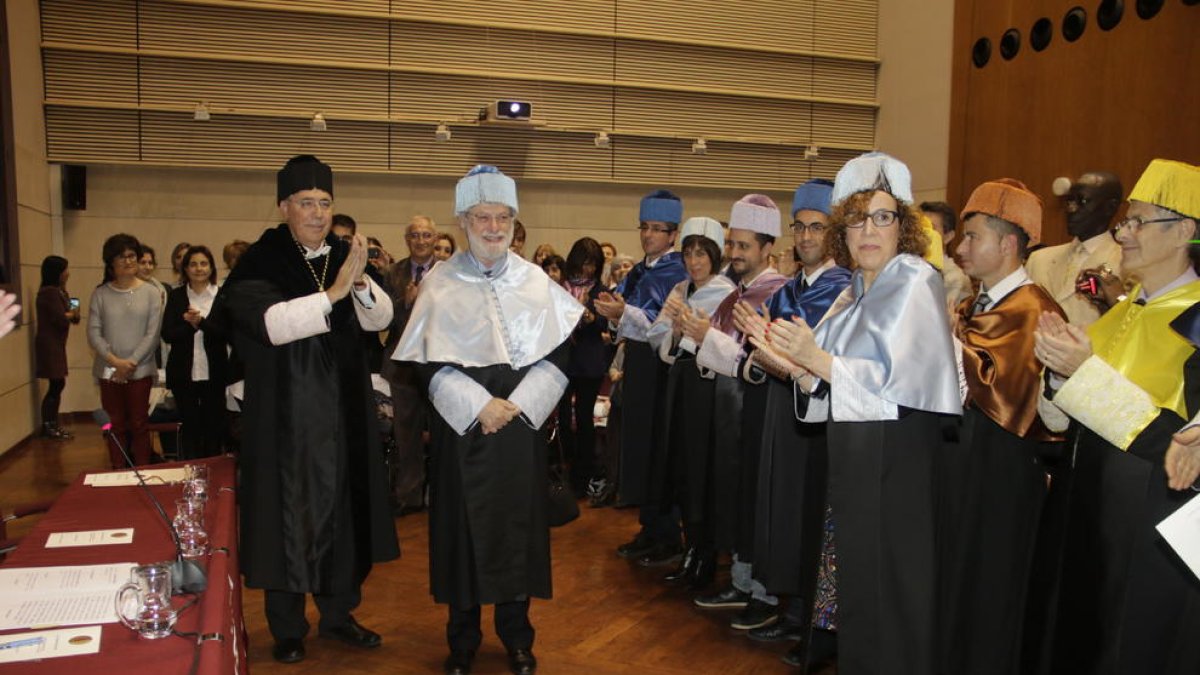 Francesco Tonucci rebent aplaudiments després de ser investit doctor ‘honoris causa’ a la UdL.