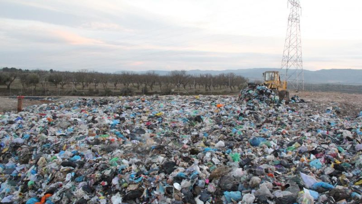 Vista de l’abocador de les Borges al màxim de capacitat.