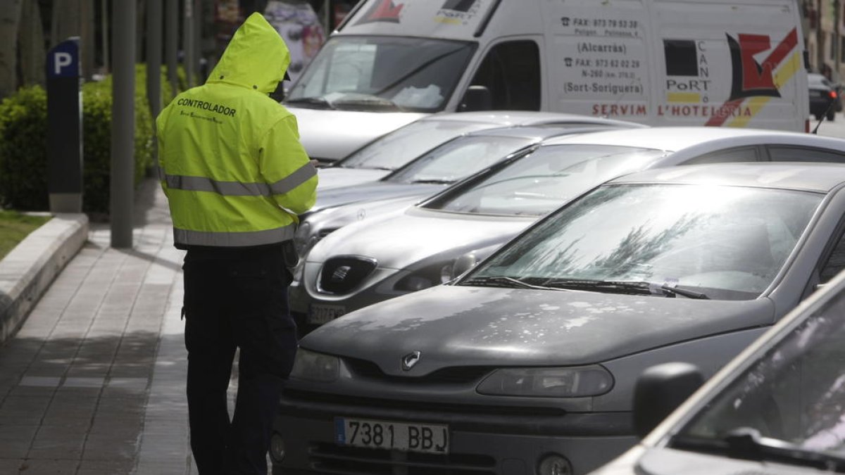 Imatge d’arxiu d’un vigilant de zona blava a Lleida.