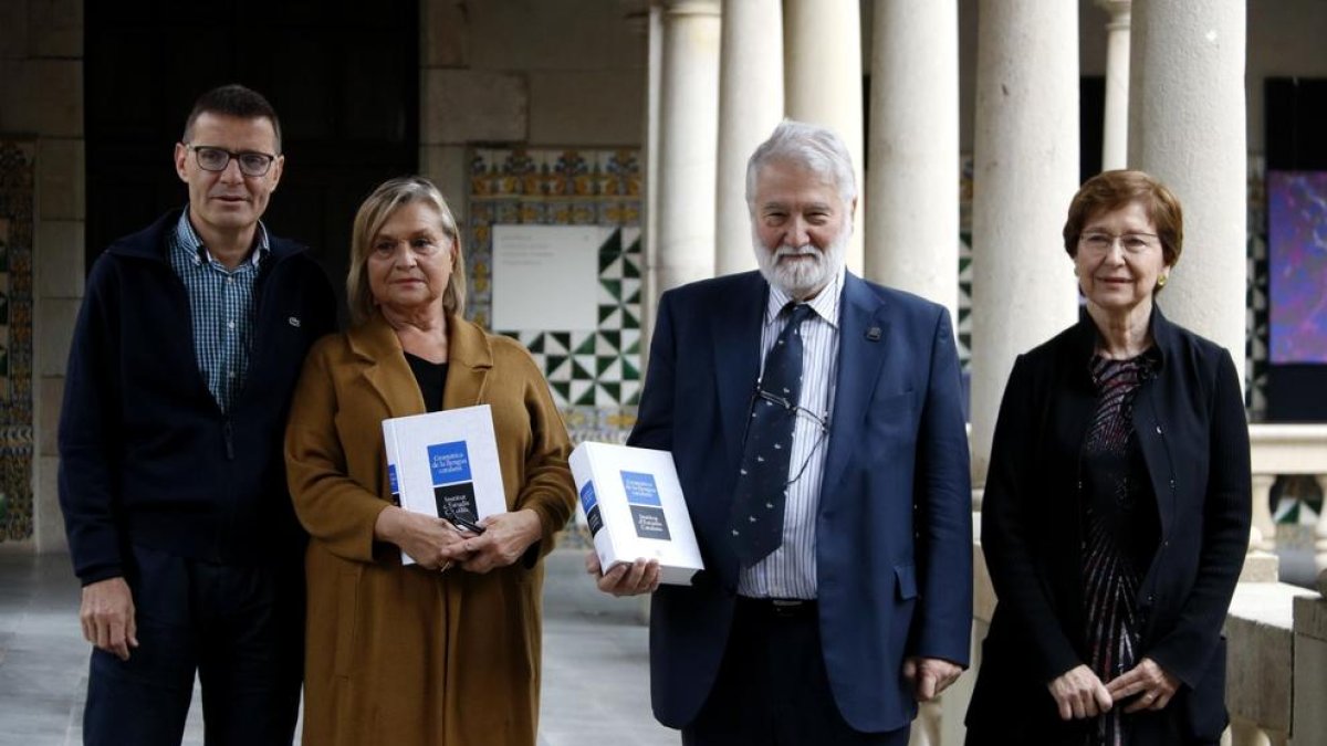 Ros i Cabré, amb la ‘Gramàtica’, flanquejats pels coordinadors.