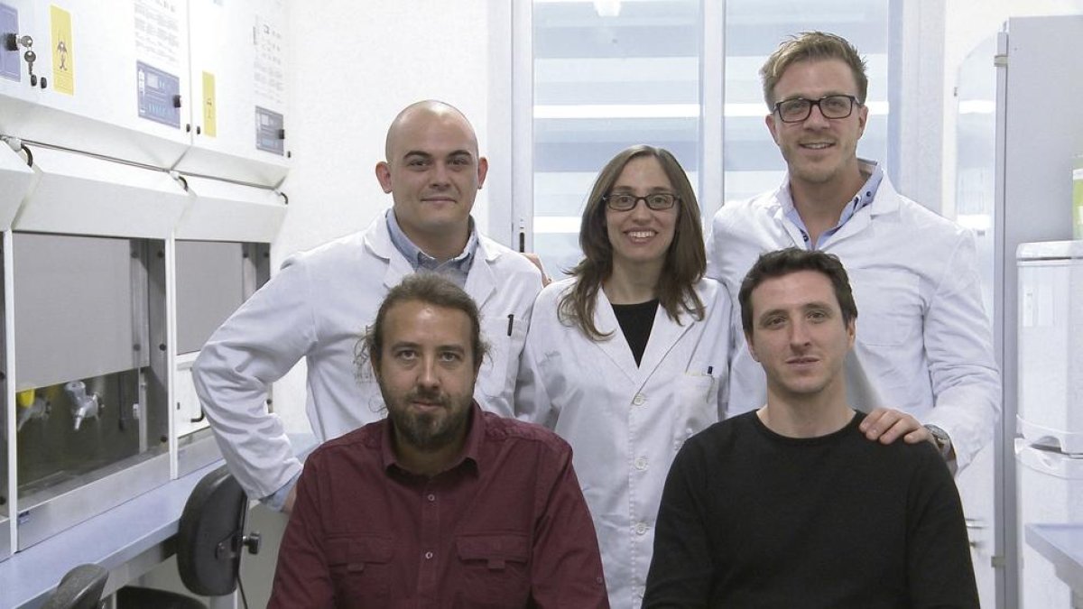 Los cinco socios que han creado la empresa Moirai Biodesign: Núria Conde, Ivan Dotu, Salvador Duran, Amadís Pagès y Daniel Poglayen.
