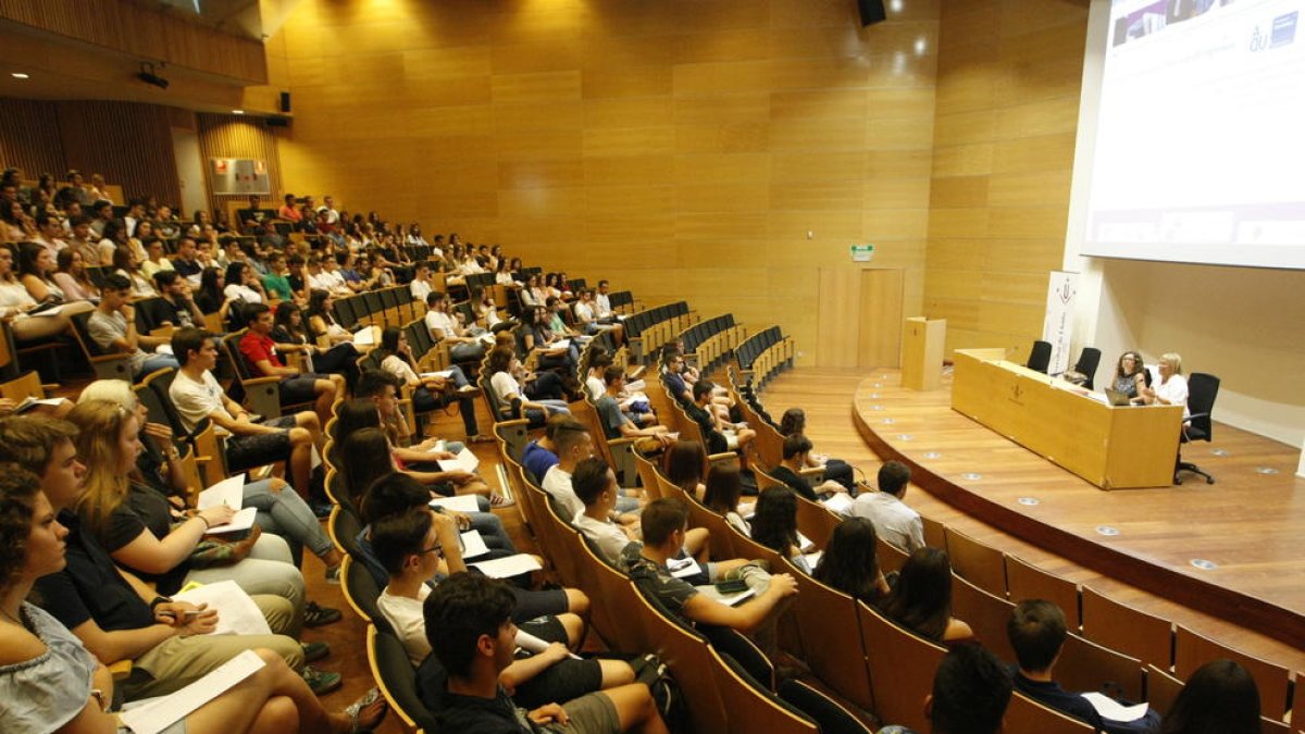 Recepció als nous estudiants el primer dia de curs al campus de Cappont.