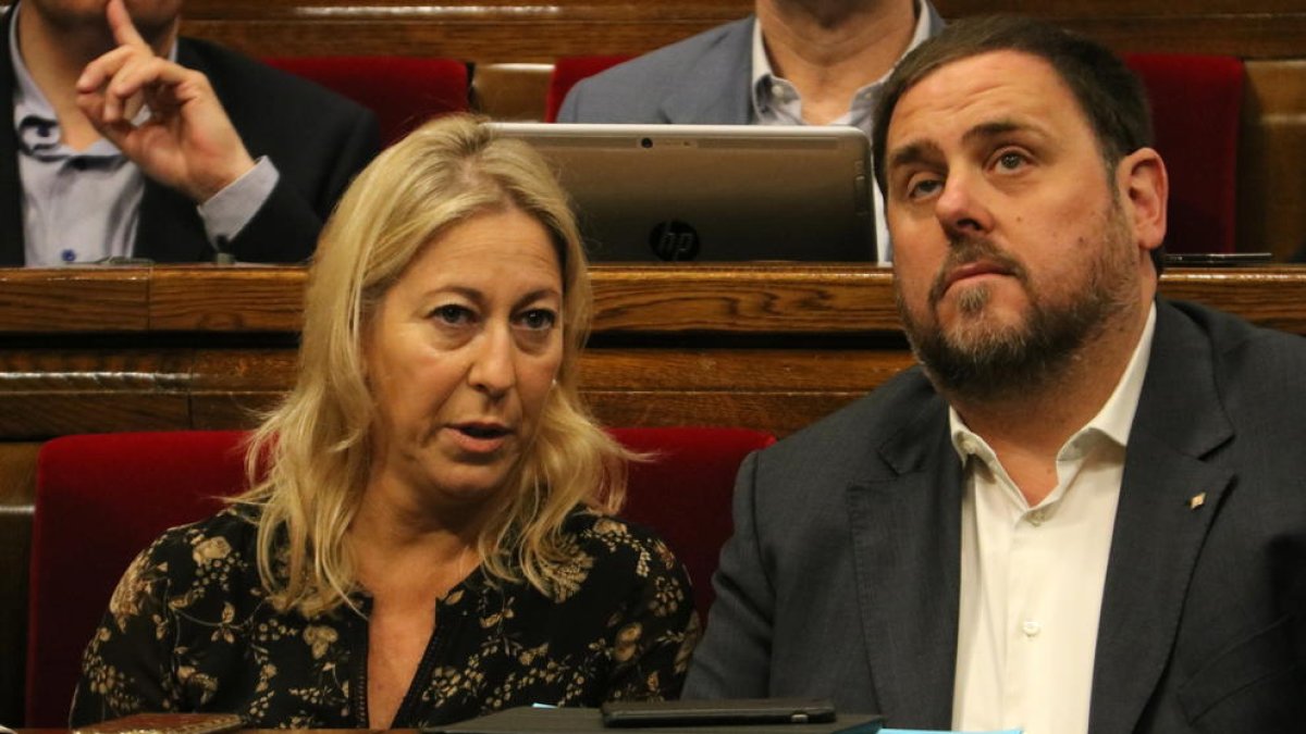 Neus Munté i Oriol Junqueras, en un ple del Parlament.