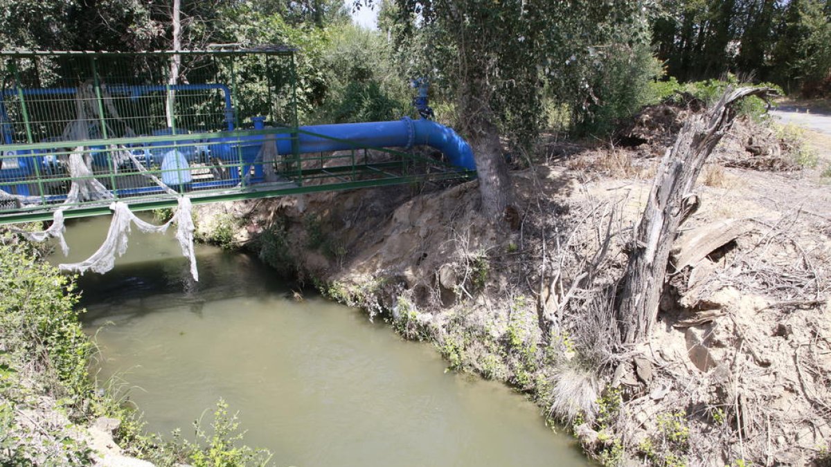 Vista del canal junto al río Segre donde se produjo el accidente mortal la tarde del sábado. 