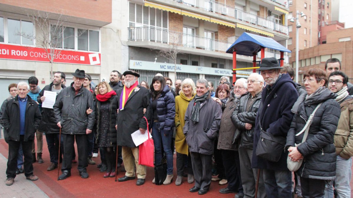 Una trentena de representants sindicals, polítics i d’entitats van acompanyar ahir Rosa Peñafiel.