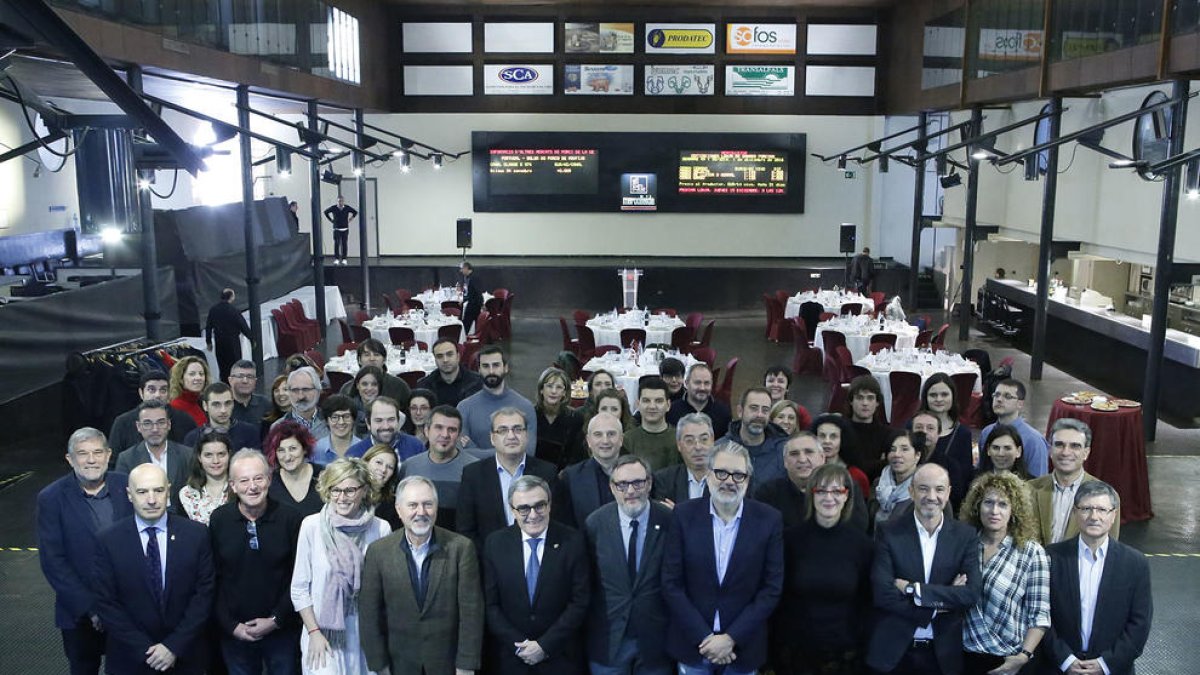 Foto de grup dels assistents al dinar que l’alcalde comparteix anualment amb els mitjans.