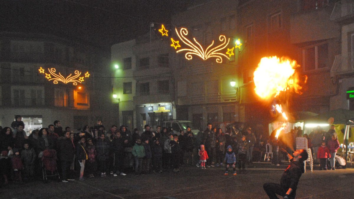 Els Saltimbankis de Bellvís van portar a terme una exhibició de malabars i foc.