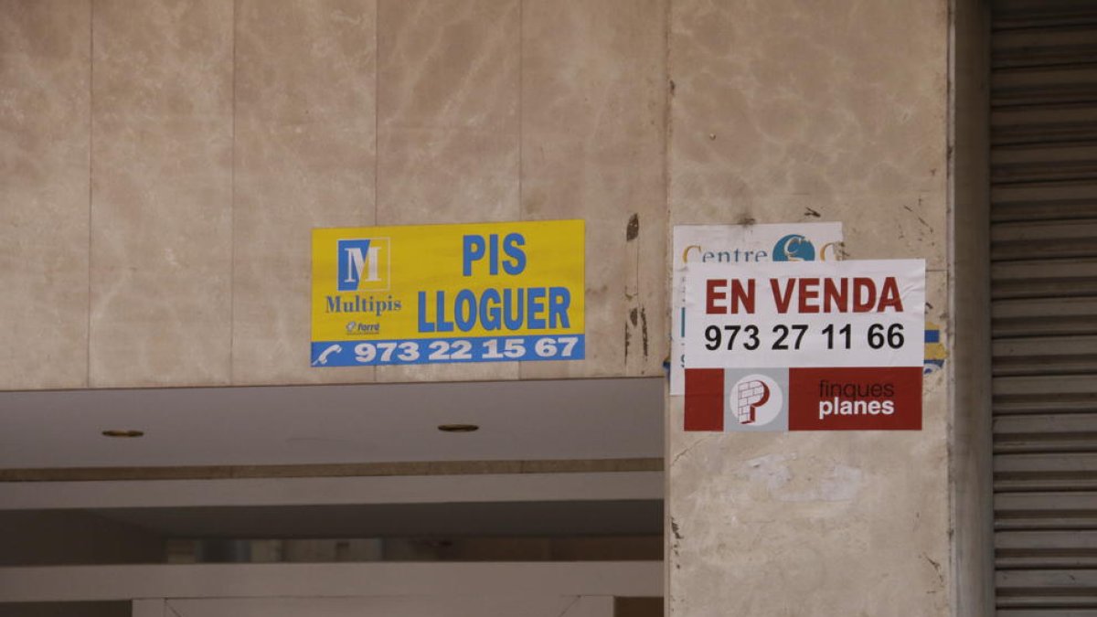 Imatge d’arxiu de cartells que ofereixen pisos a Lleida.