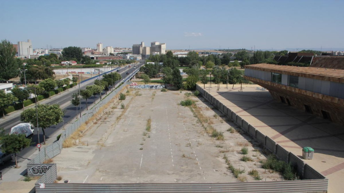 El solar al costat de la Llotja on es van projectar dos torres de pisos.