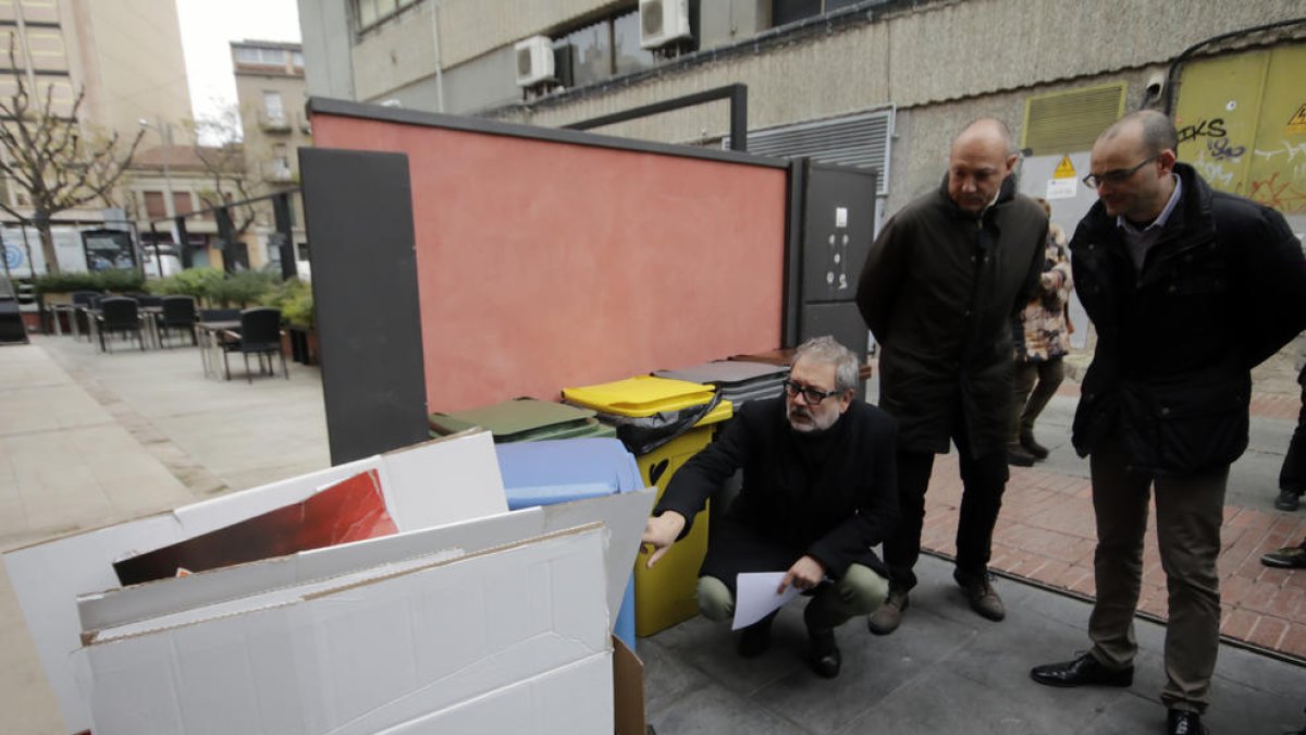 La zona donde guarda contenedores un restaurante de la Zona Alta.