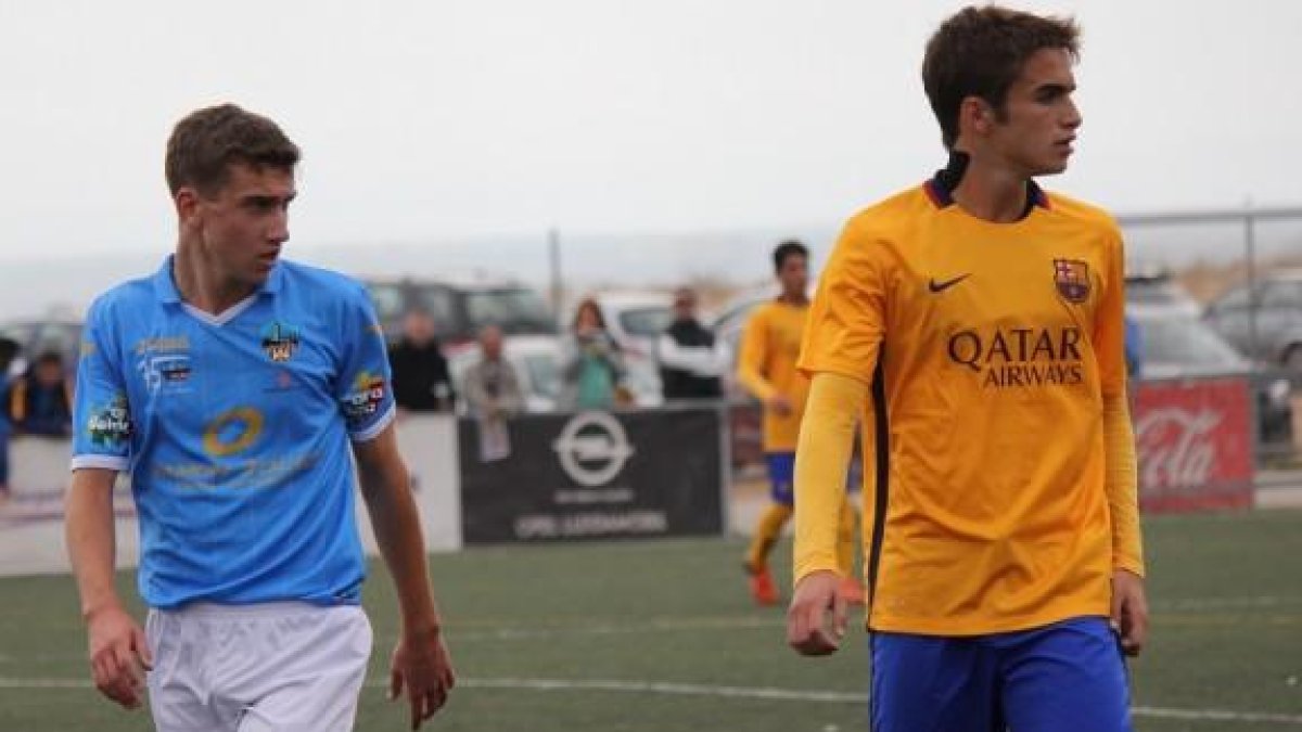 Marc Resa, a la izquierda, jugando con el Lleida en un partido ante el Barça juvenil.