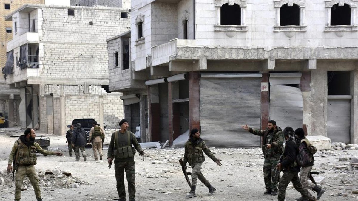 Imatge de soldats sirians patrullant per un barri d’Alep.
