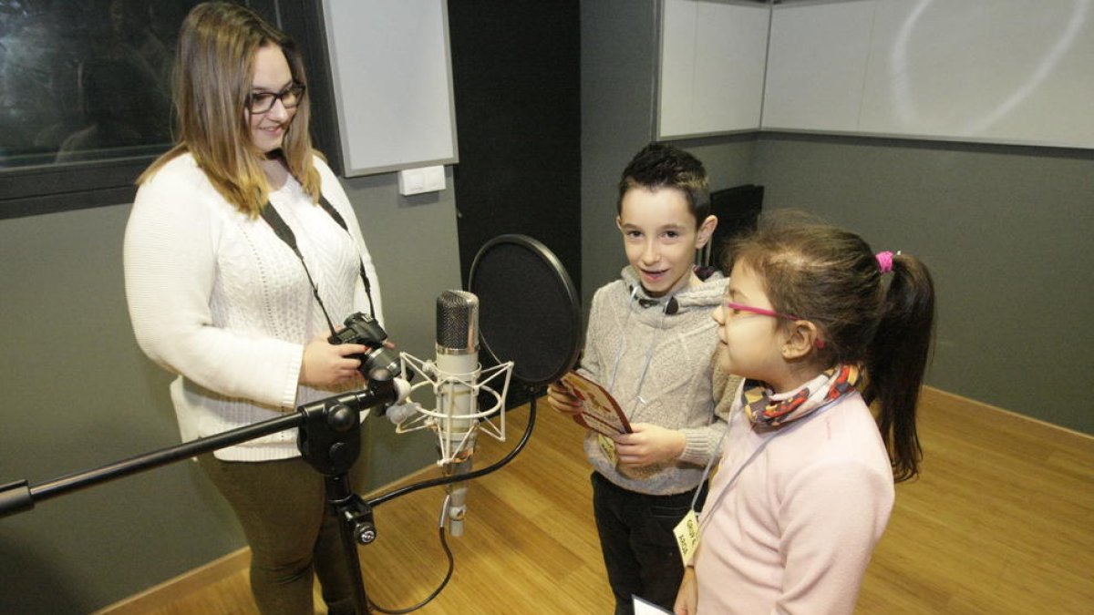 Recitar poesía, hacer fotografías o participar en una tertulia televisiva, algunas de las actividades que hicieron los alumnos en el Magical. 