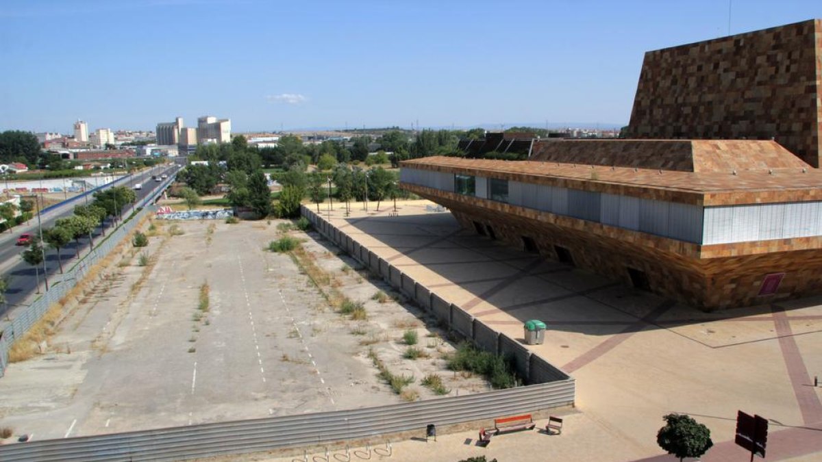 Al solar annex a la Llotja s’havien de construir dos torres de pisos.