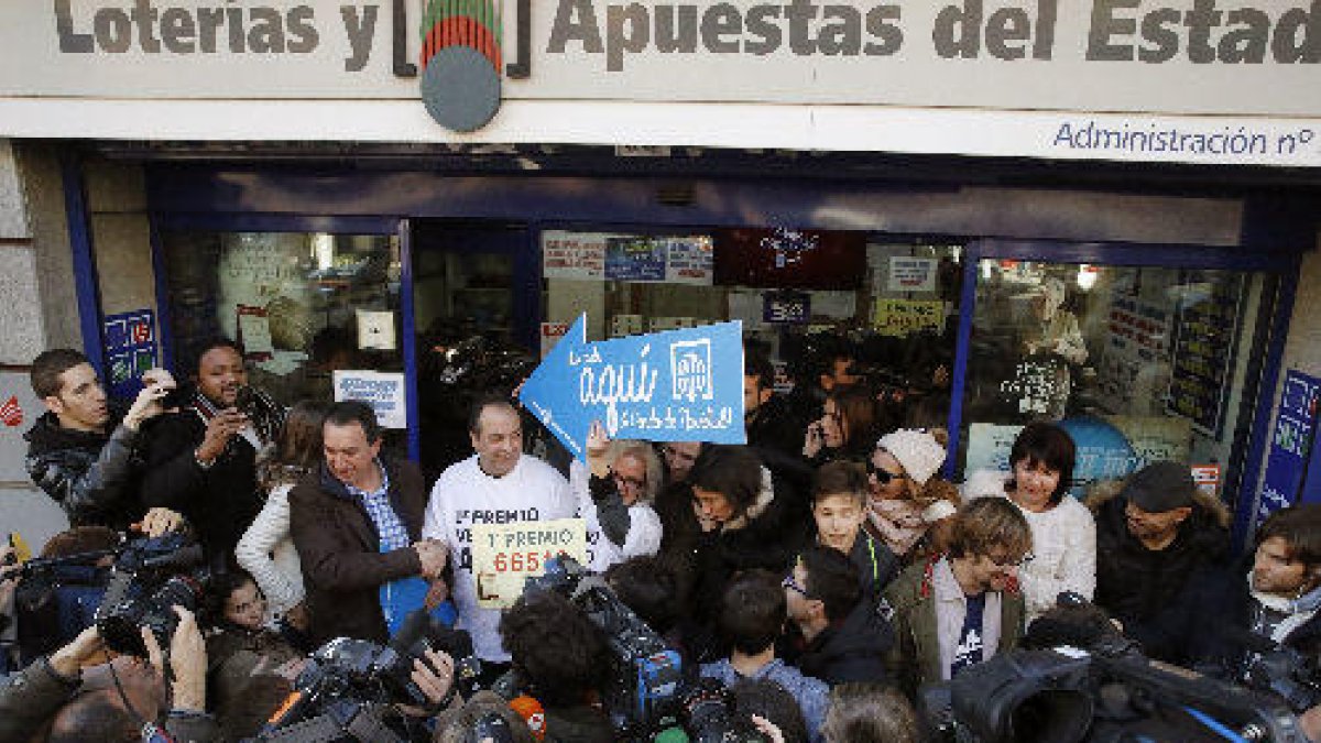 Una multitud de periodistes va acudir ahir a l’administració madrilenya que va vendre el primer premi de la loteria de Nadal, situada al passeig de l’Esperanza.